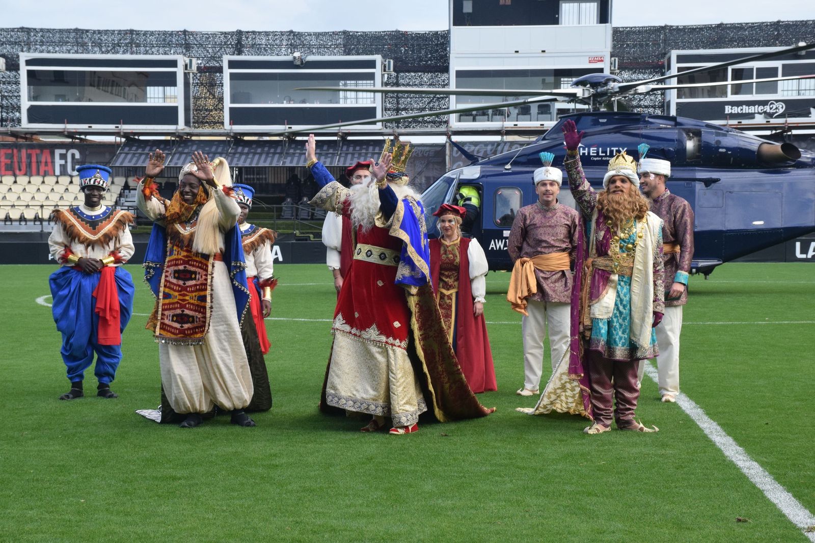 Los Reyes Magos aterrizan en el Alfonso Murube horas antes de la cabalgata
