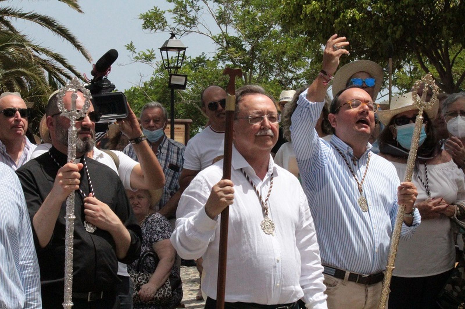 El presidente Juan Vivas antes de iniciar la procesión / REDUAN