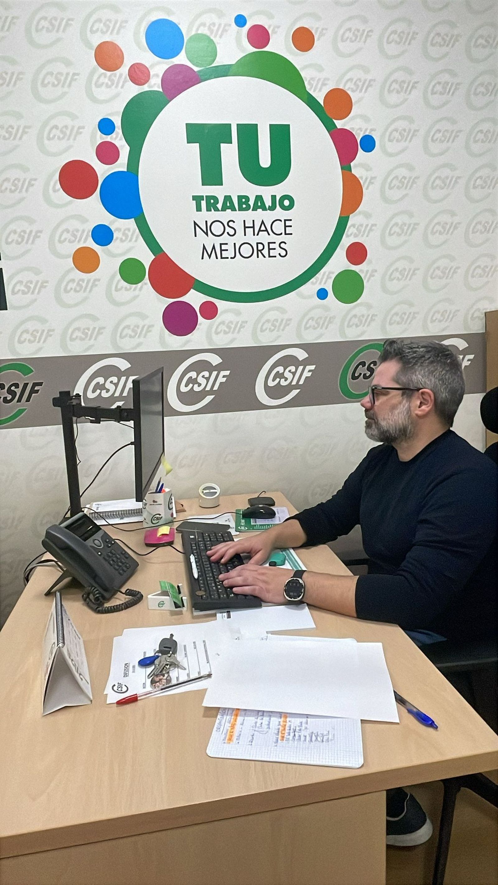 Ricardo Martínez defiende una administración moderna, con estabilidad laboral y reconocimiento profesional para frenar la fuga de trabajadores públicos.