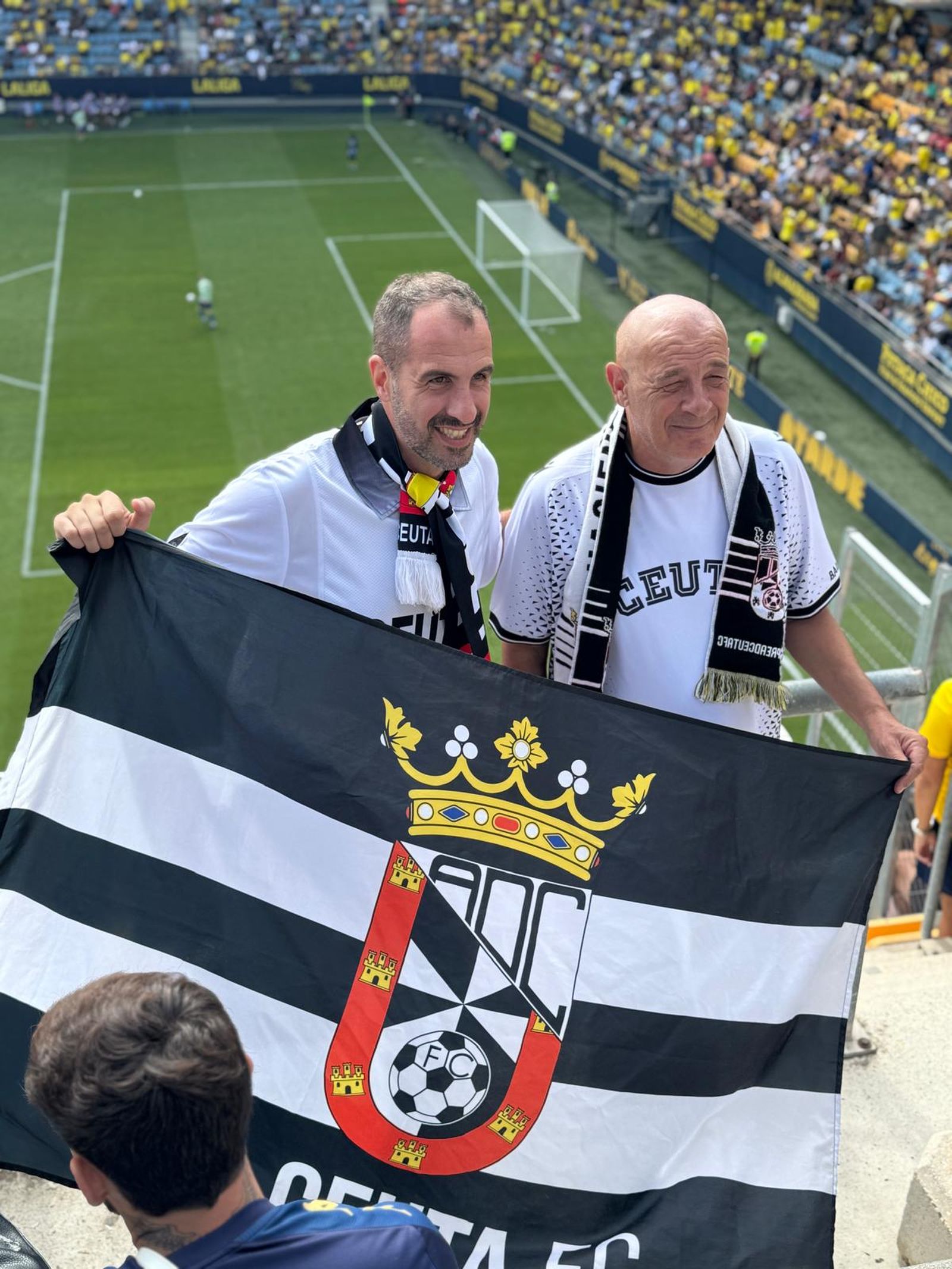 La afición ceutí fue el 'jugador número 12' en el 'Nuevo Mirandilla' este domingo