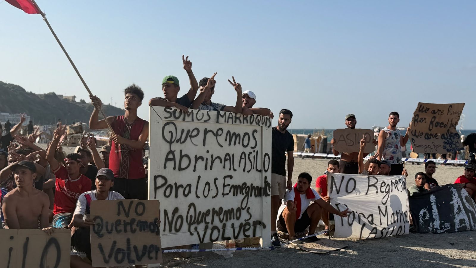 Migrantes concentrados en la playa del Trampolín para pedir asilo, en huelga de hambre