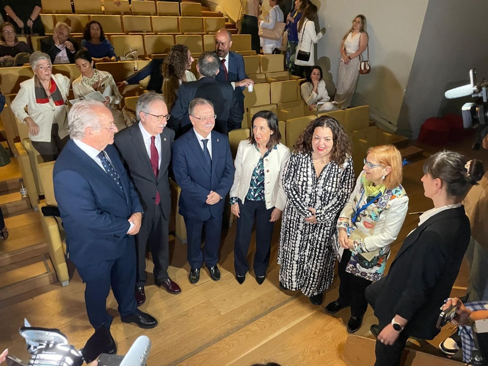 Robles junto a la delegada del Gobierno, el presidente Vivas y demás autoridades en el Revellín este viernes. / FOTO REDUAN