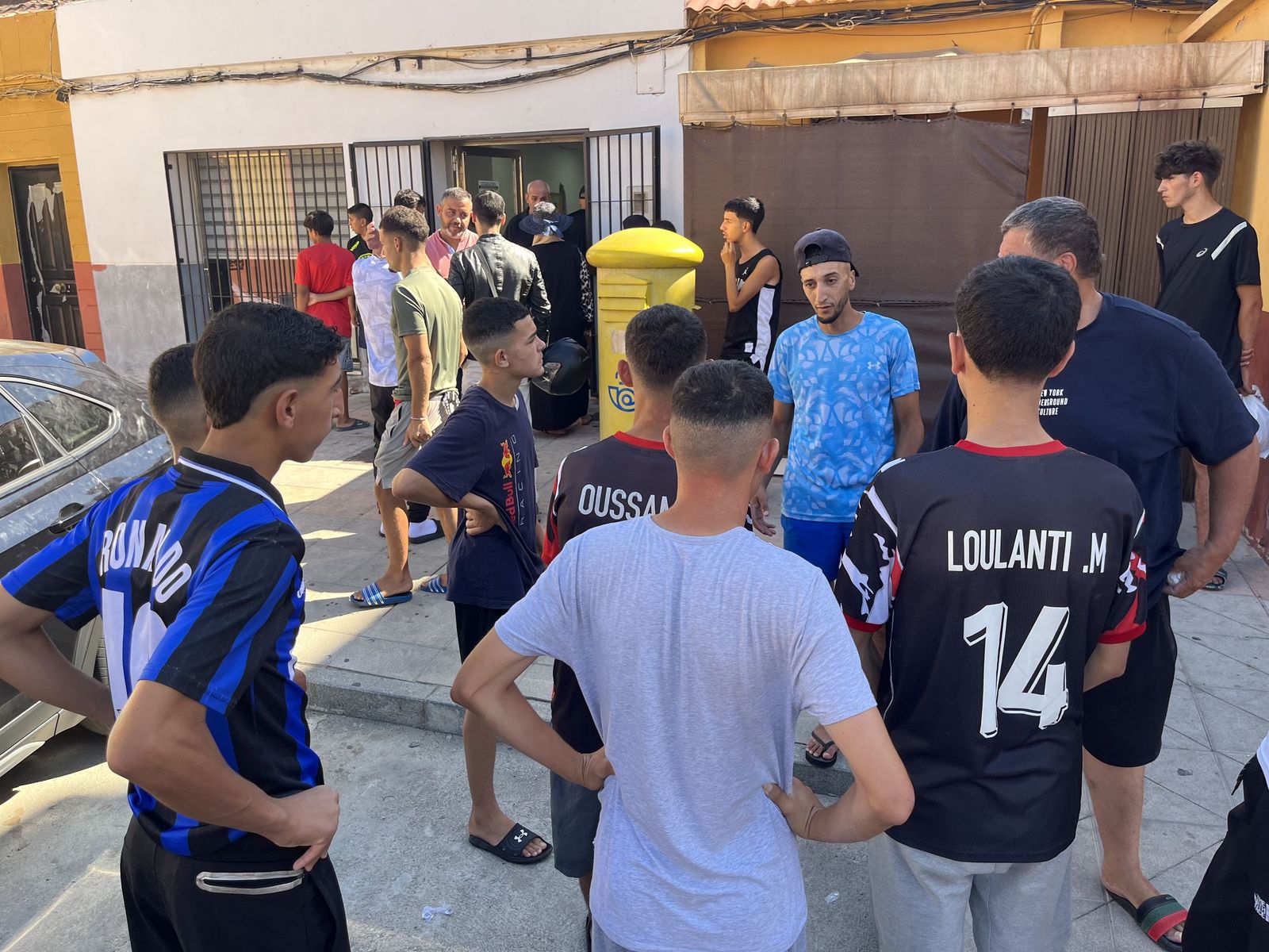 Jóvenes migrantes en la barriada del Príncipe Alfonso