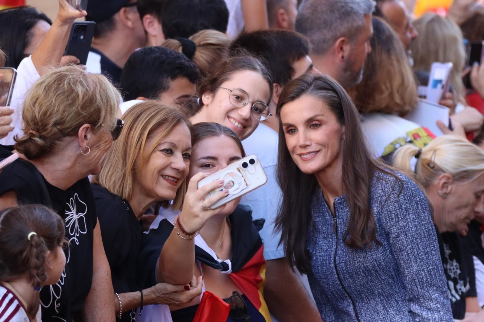 La reina Letizia se fotografía con una joven
