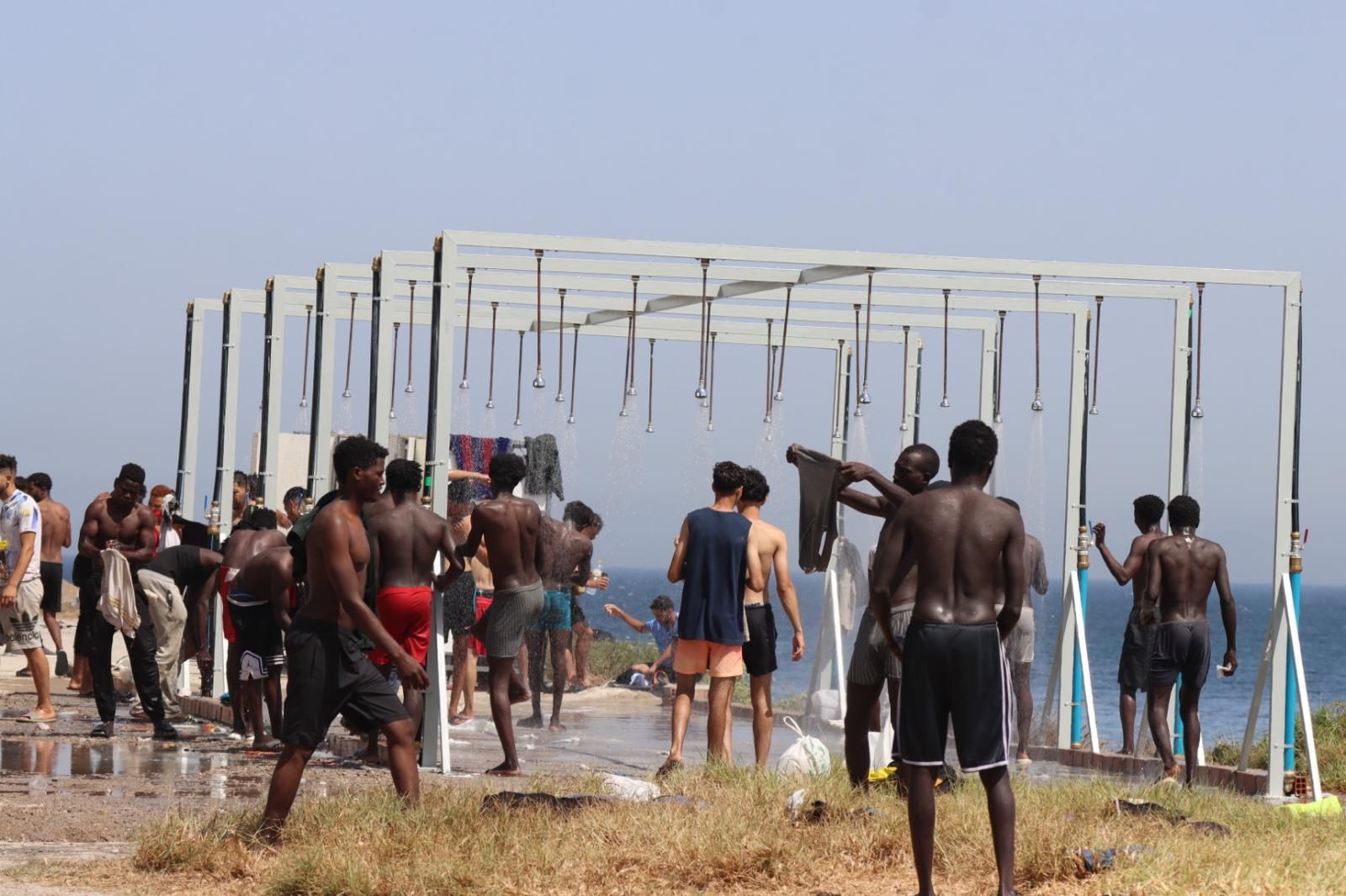 La Playa del Trampolín se llena de chozas como refugio de los migrantes