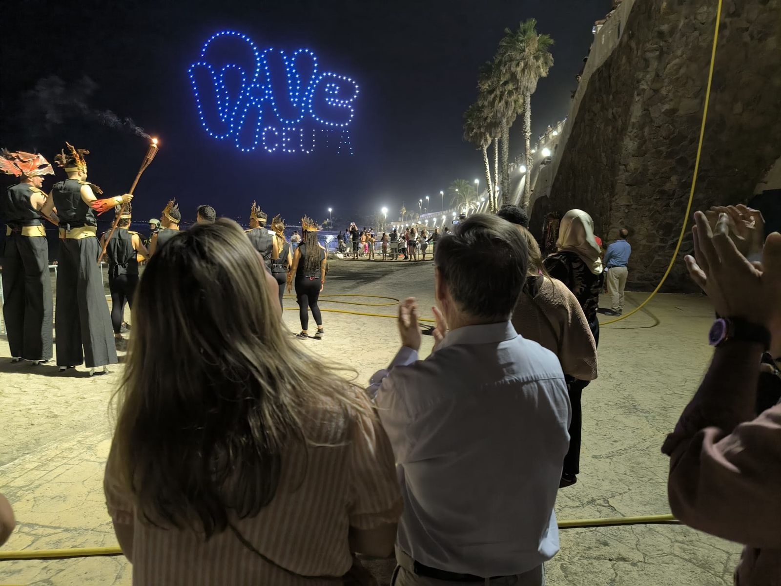 El presidente de la Ciudad, Juan Vivas, contempla el espectáculo de drones en la playa de El Chorrillo