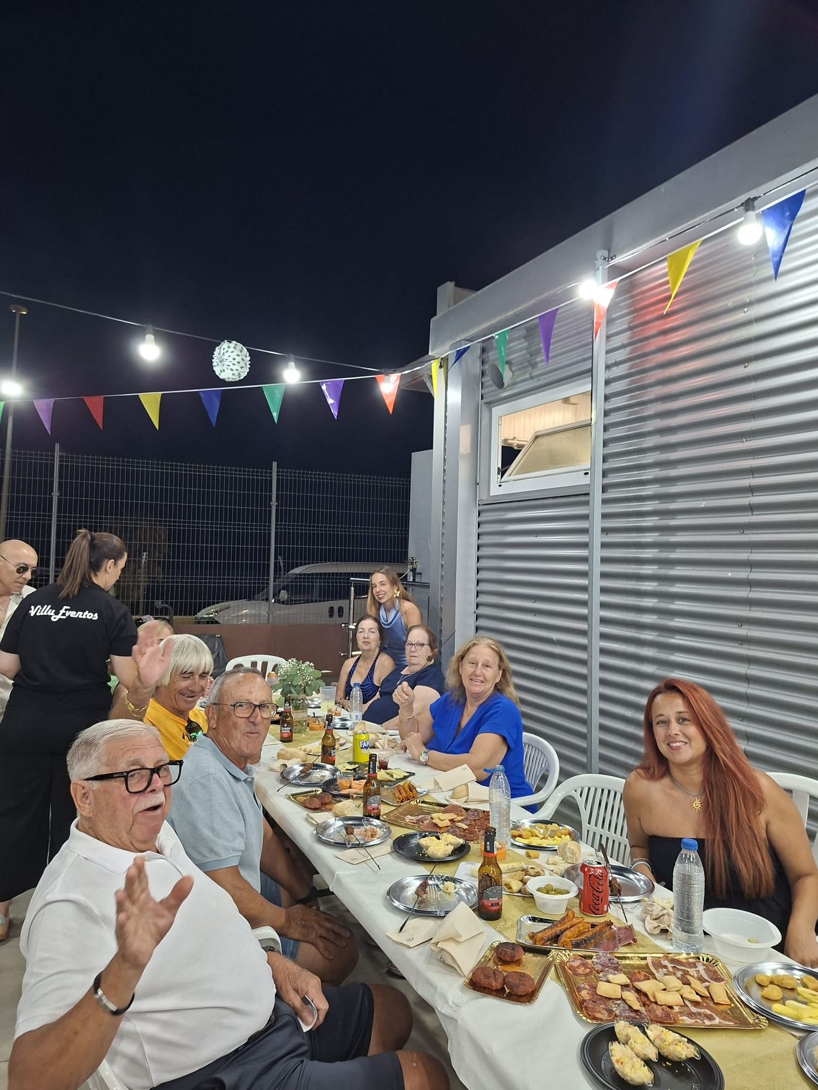 Los vecinos de Juan XXIII disfrutan de una multitudinaria cena en su verbena por la Virgen del Carmen