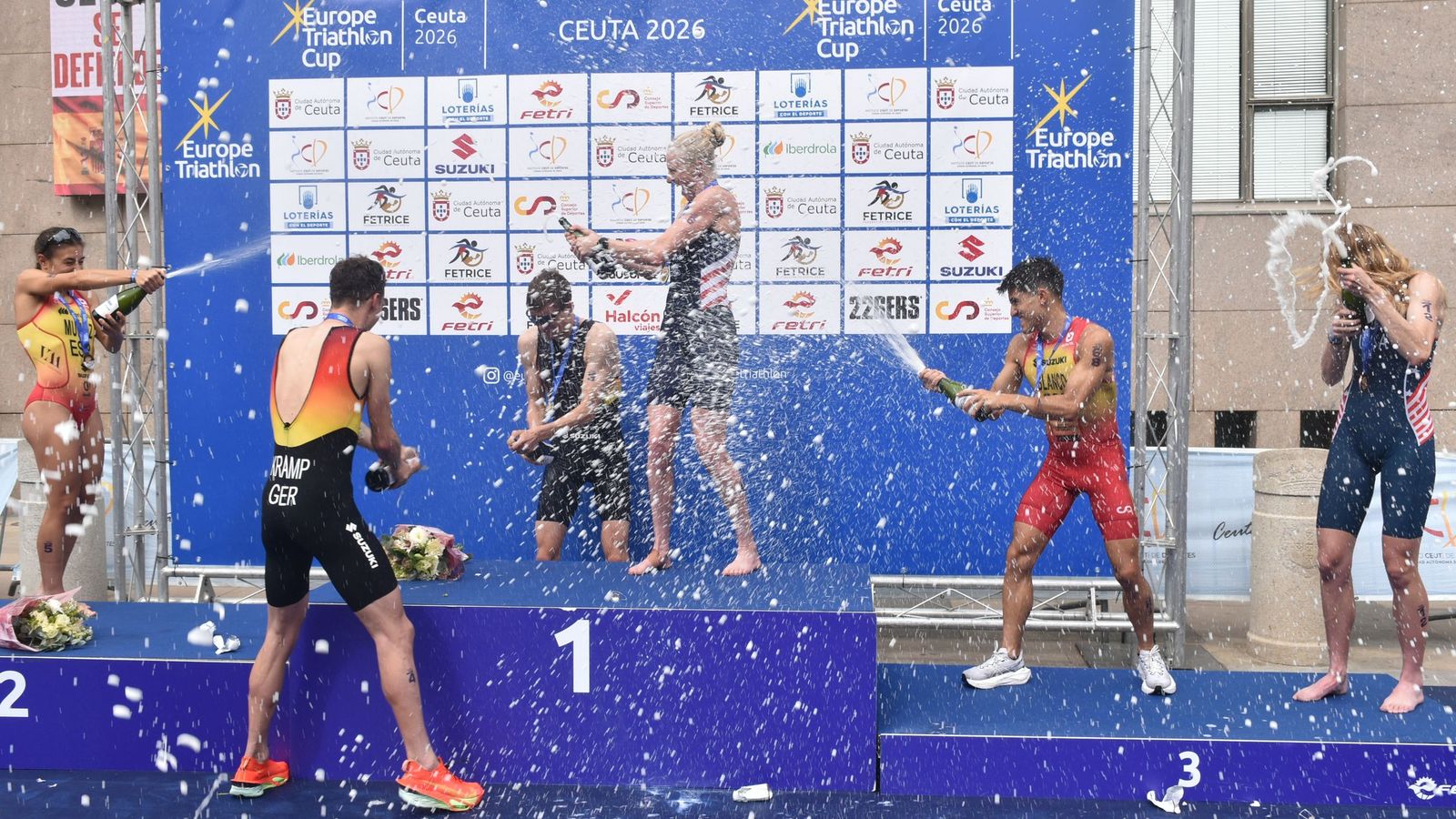 Celebración de los triatletas que han ocupado el podium