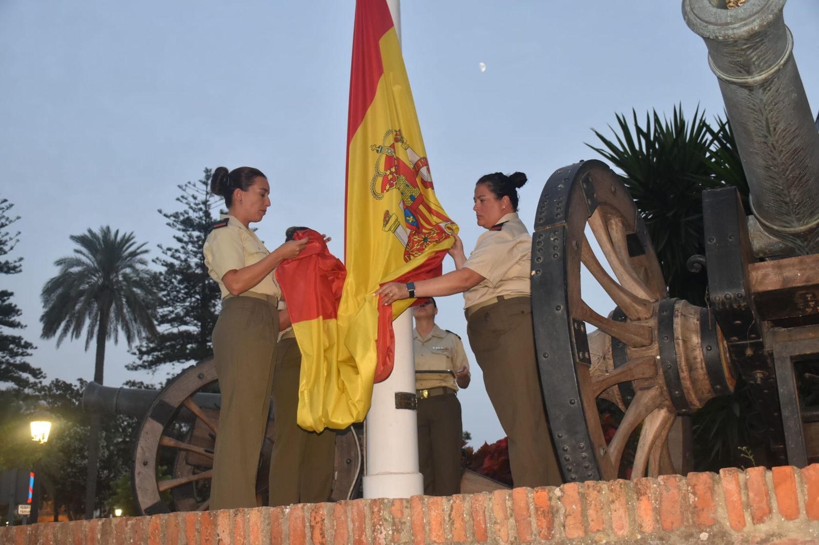 Así fue el arriado de bandera en la plaza de África