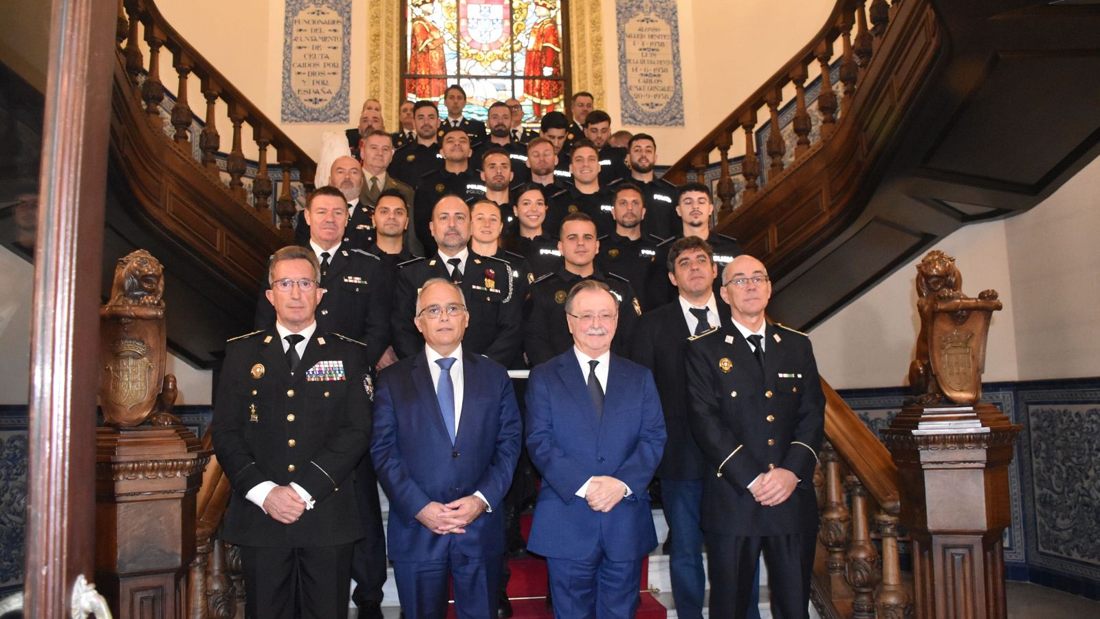 La toma de posesión de los 15 nuevos policías locales, en imágenes