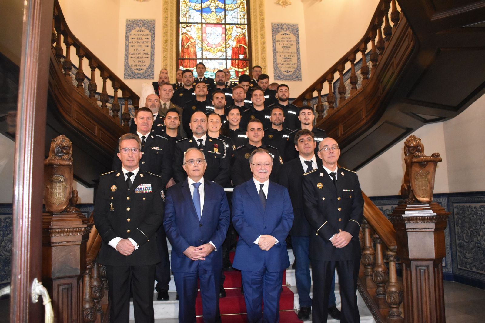 La toma de posesión de los 15 nuevos policías locales, en imágenes