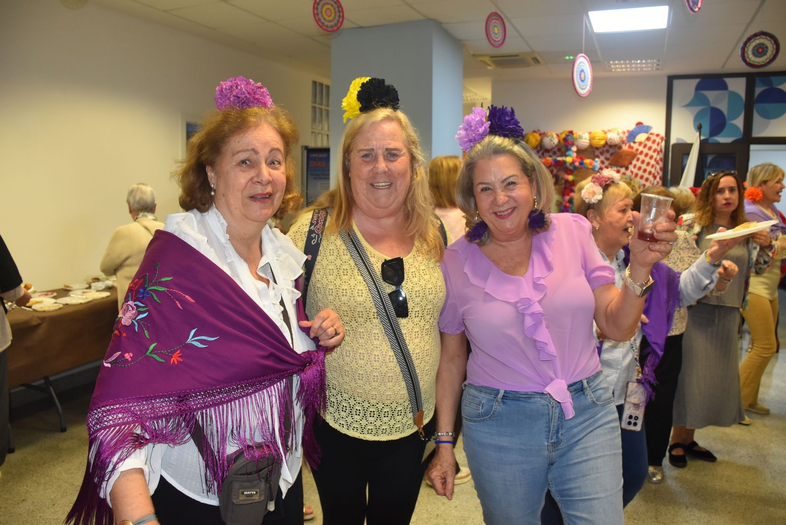 Las mujeres del Centro del Mayor celebran sus Cruces de Mayo