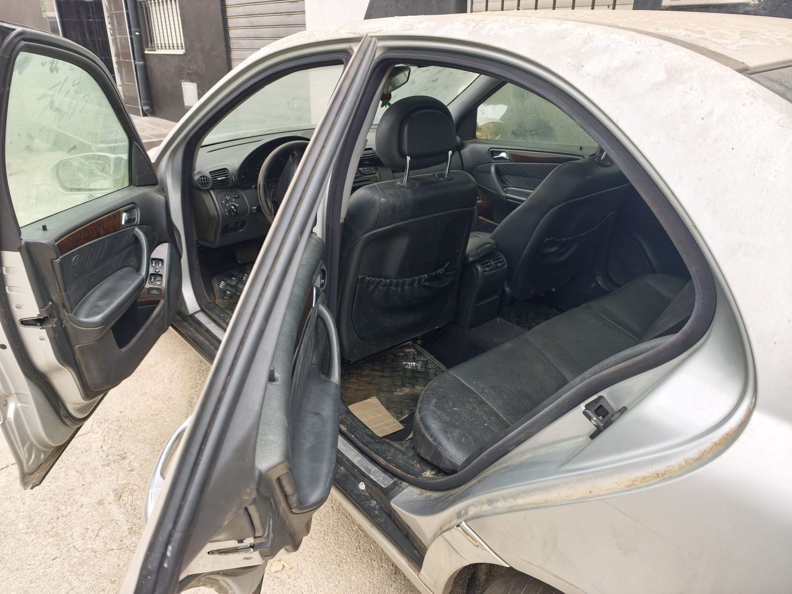 Los vecinos de Barriada Postigo, “agotados” de ver migrantes durmiendo en coches abandonados