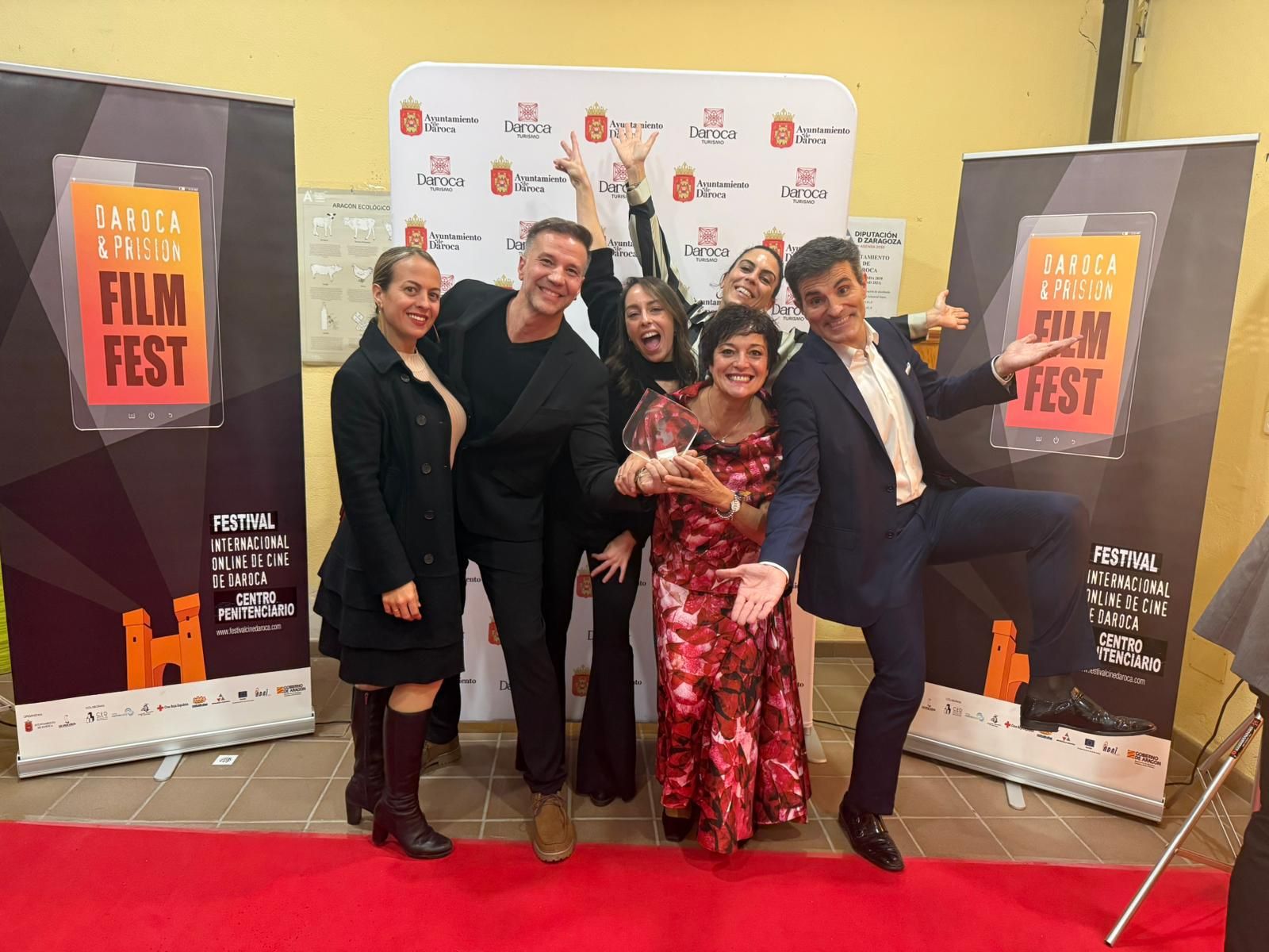 Momento en el que los autores del corto recogen el galardón