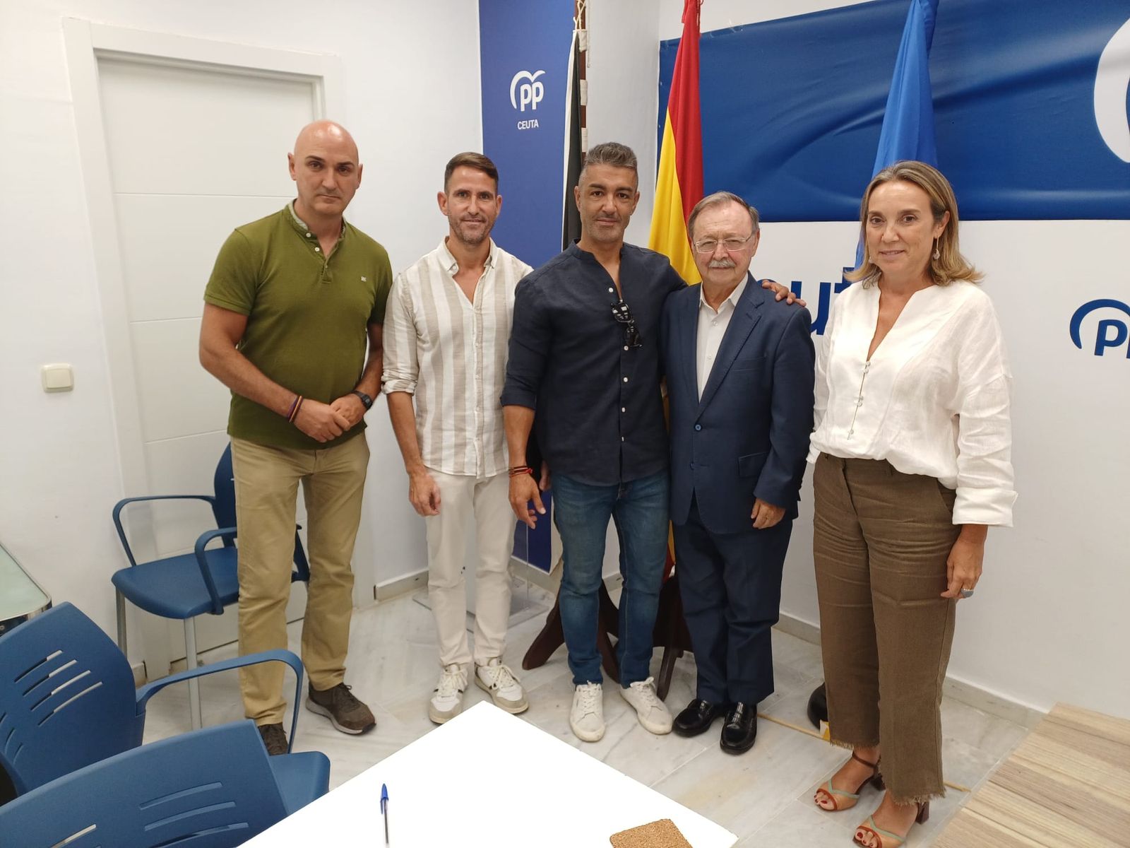Representantes del sindicaito UFP junto al presidente Vivas y la vicesecretaria de Regeneración Institucional del PP, Cuca Gamarra