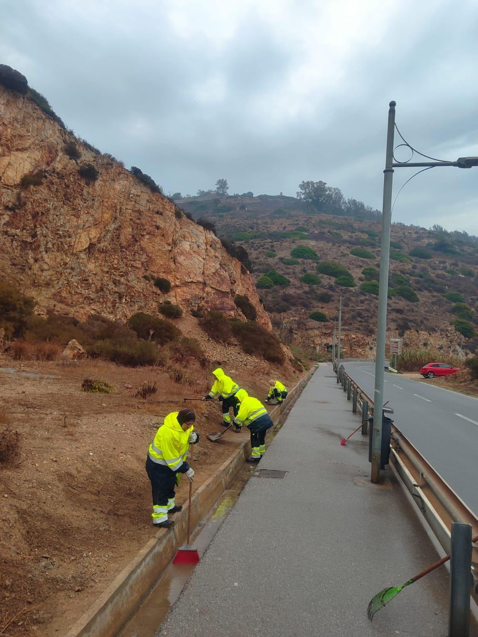 La Ciudad acomete trabajos de limpieza, desbroce y mantenimiento en distintas barriadas