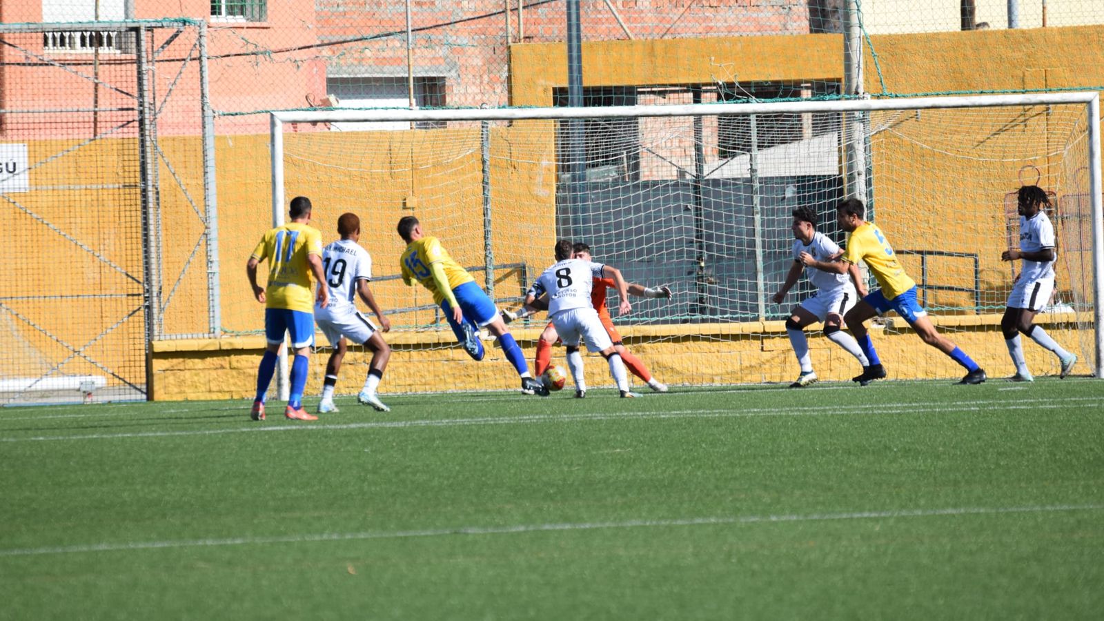 (2-1) El filial de la AD Ceuta se impone al UD Tomares y se afianza en zona de playoff