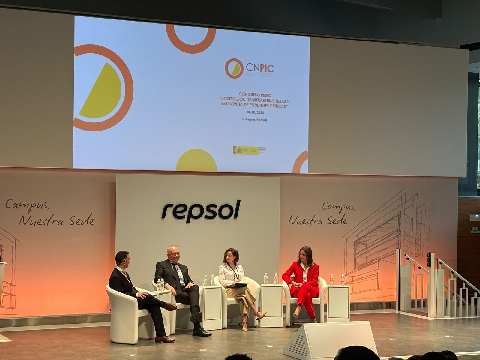 Imagen de una de las mesas de ponentes del Congreso PIREC. Imagen de una de las mesas de ponentes del Congreso PIREC.