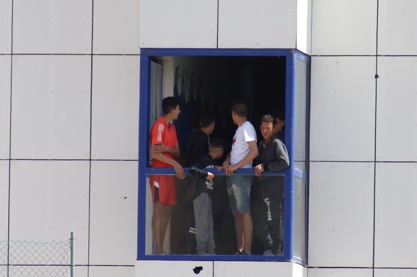 Menores en la terraza de una habitación del centro de la Esperanza.