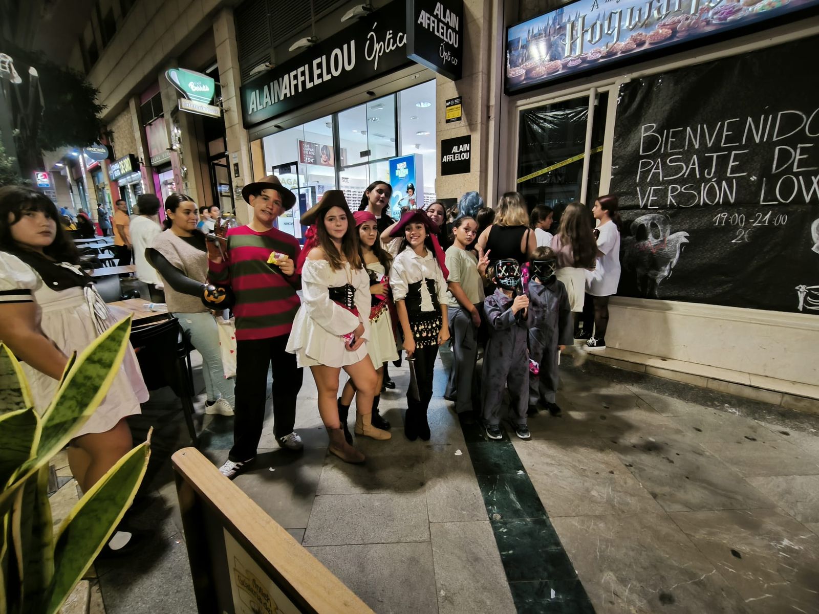 Ceuta se llena de huesos y risas en un Halloween de miedo Ceuta se llena de huesos y risas en un Halloween de risas