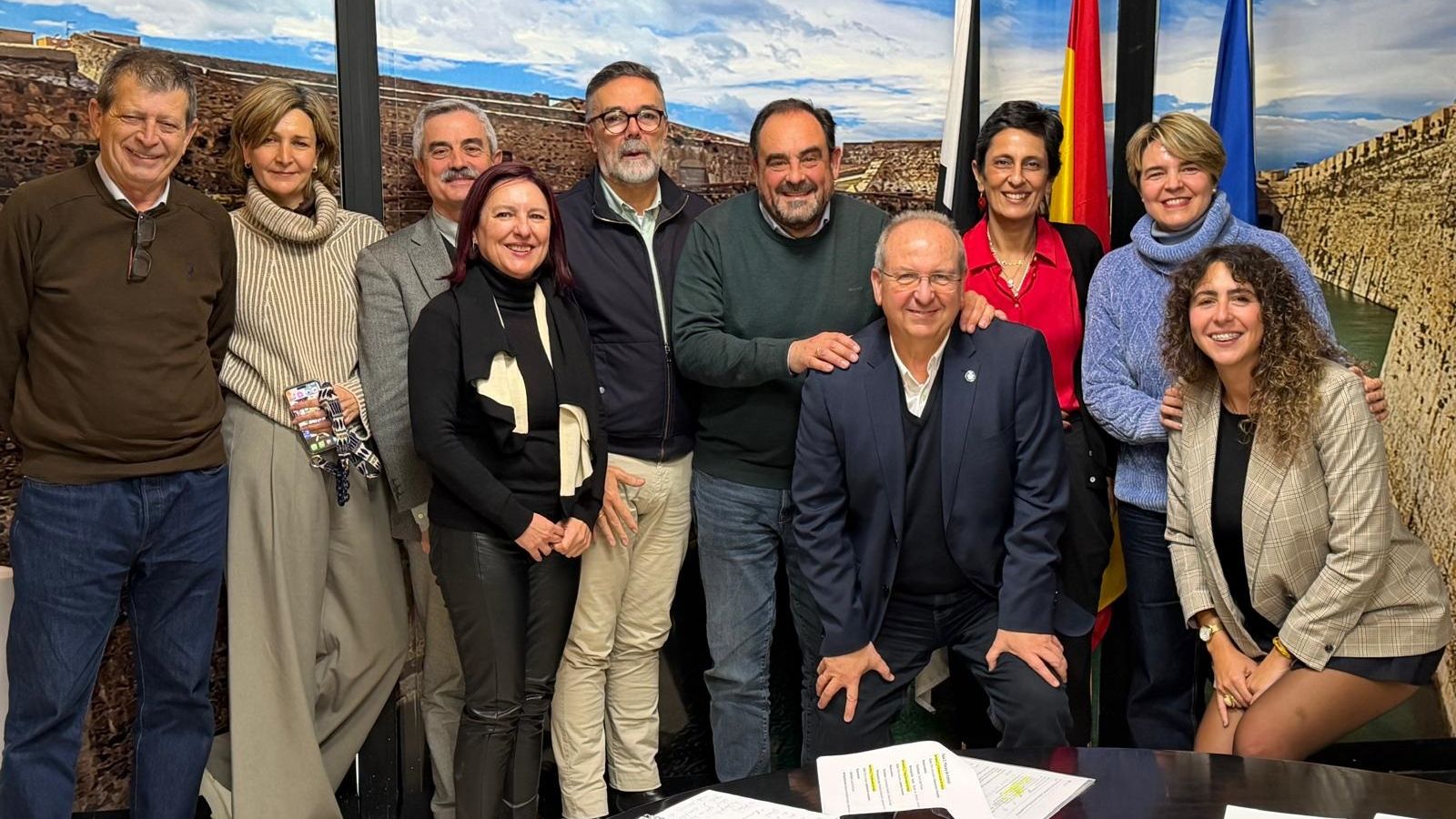 Foto de familia de los representantes de las entidades e instituciones integradas en la Mesa
