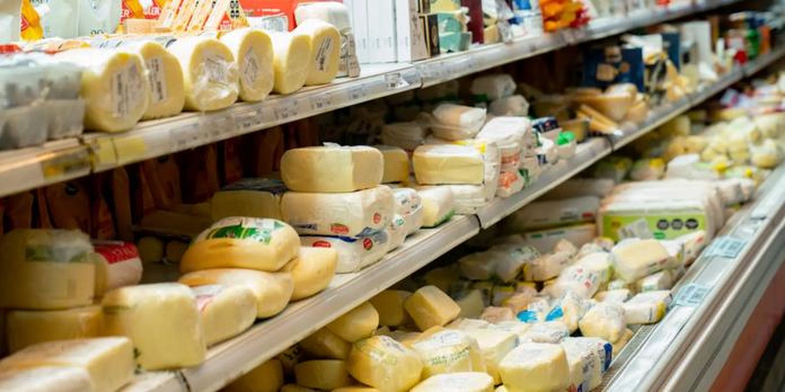 Quesos retirados del mercado tras detectarse presencia de Listeria monocytogenes en varios lotes.