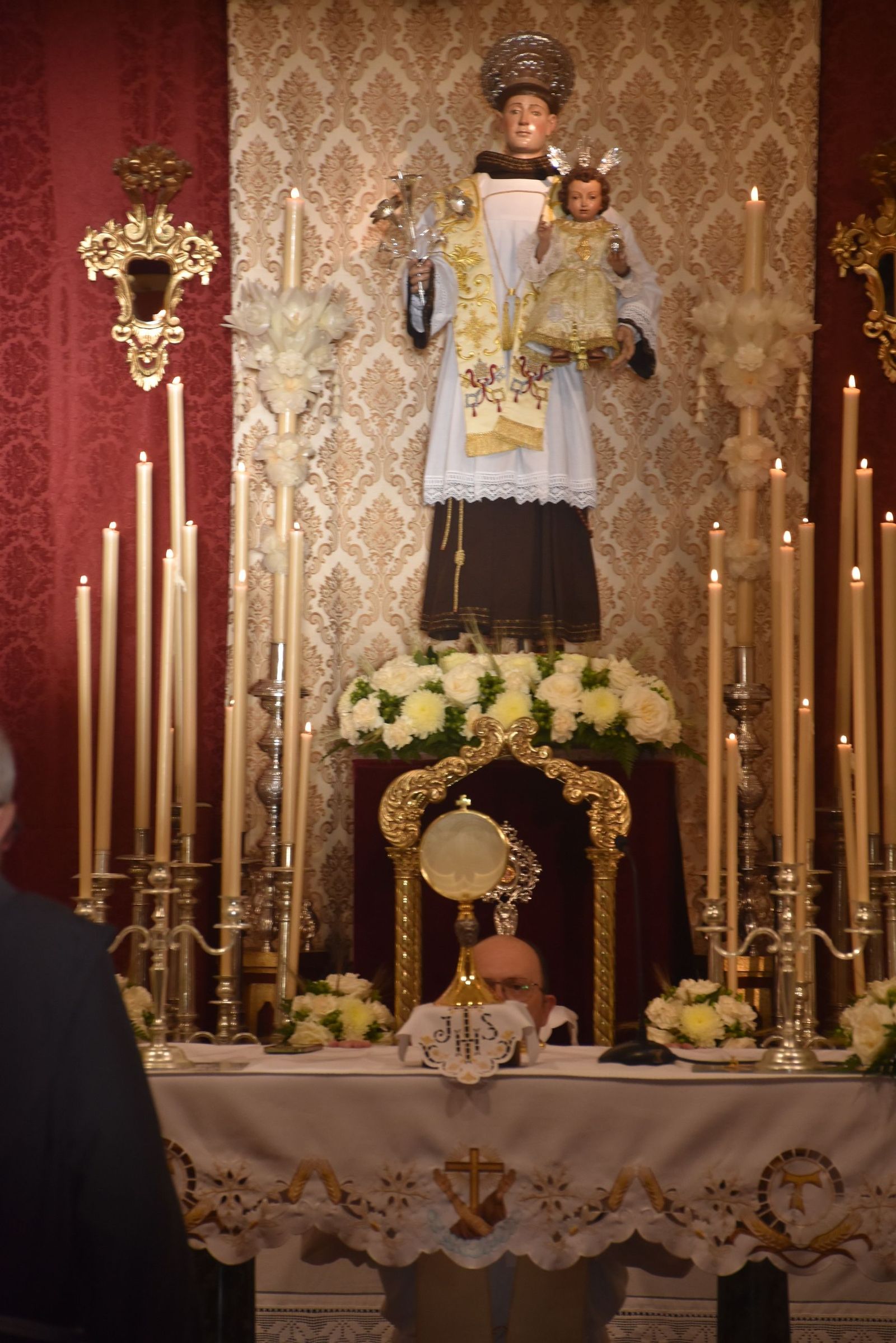 San Antonio enciende la cuenta atrás de su festividad con el inicio del triduo y el alumbrado extraordinario