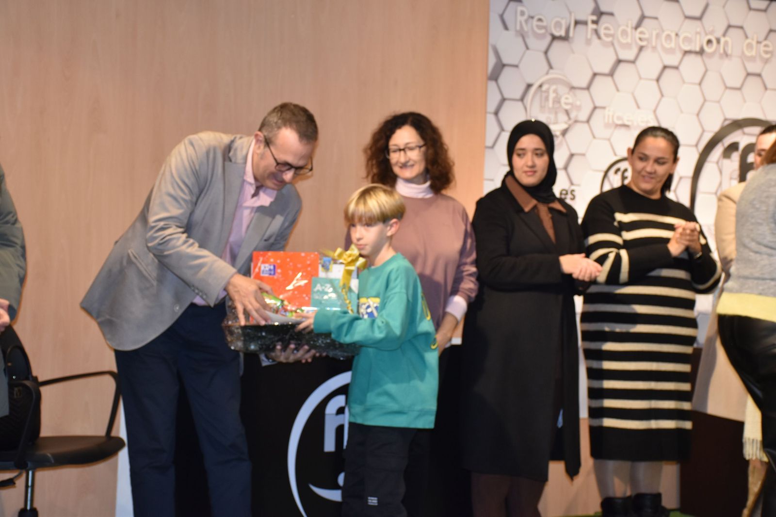 La entrega de premios de la FAMPA por la confección de tarjetas navideñas, en imágenes