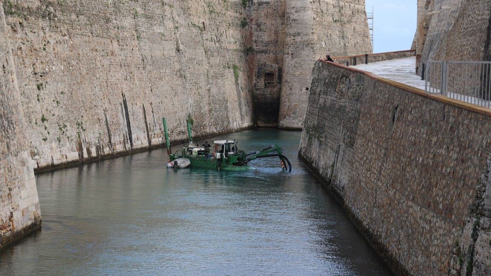 Trabajos de dragado en el Foso, que finalizaron antes del verano del 2025