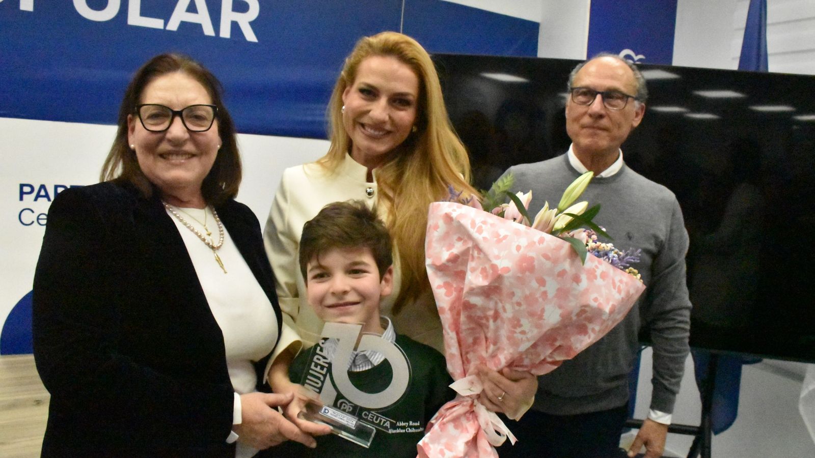 Acto de entrega del Premio Mujer 10 del PP a Nazaret Compaz