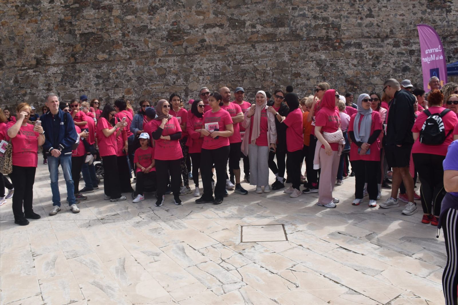 Ceuta se viste de rosa para abrazarse a la vida