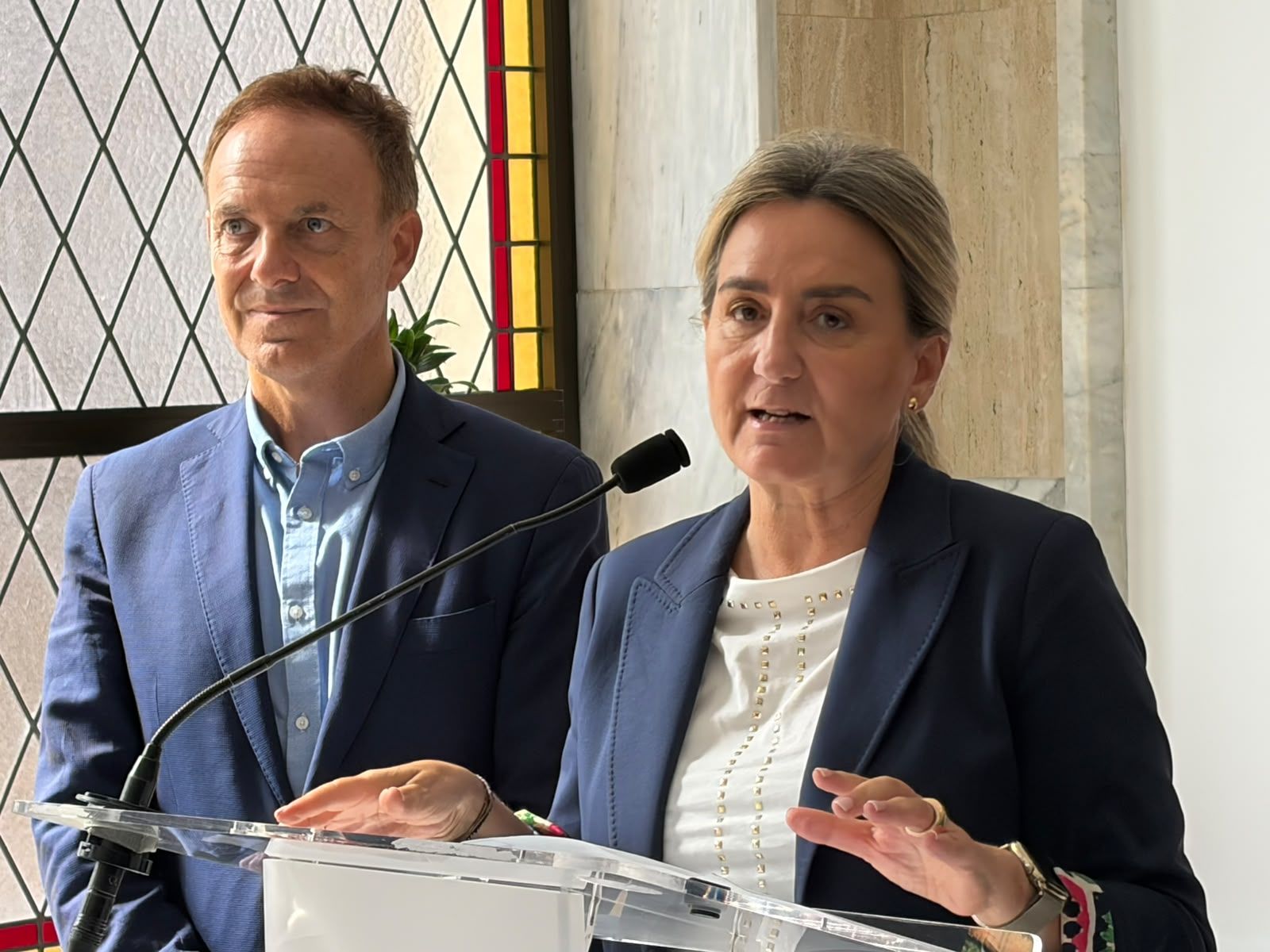 La ministra de Educación, este jueves junto al nuevo delegado