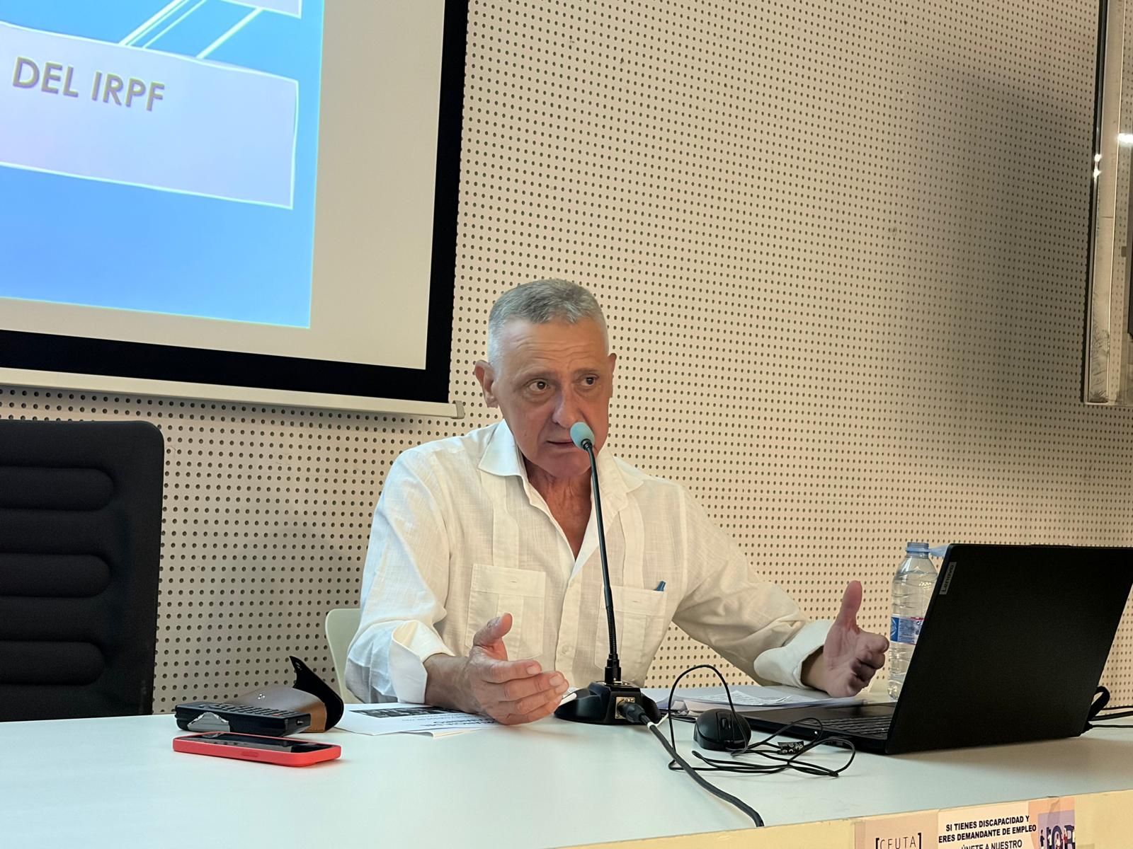 El fisioterapeuta Antonio Castillo durante la ponencia