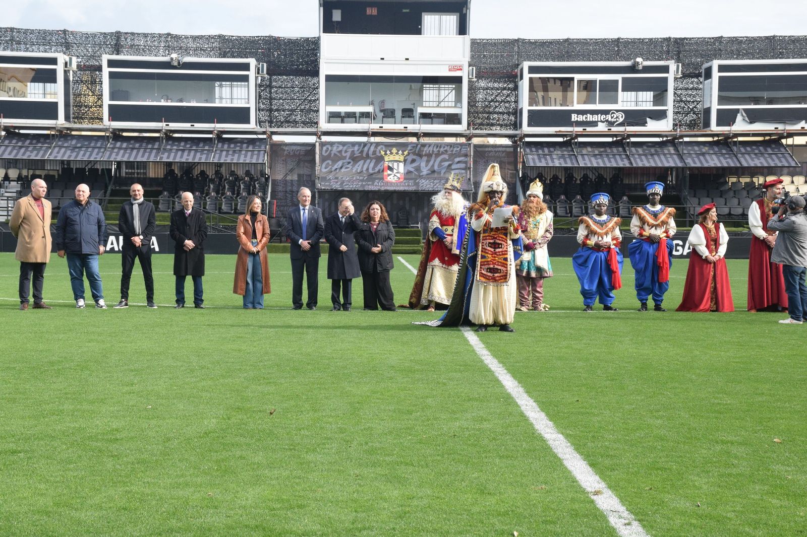 Los Reyes Magos aterrizan en el Alfonso Murube horas antes de la cabalgata
