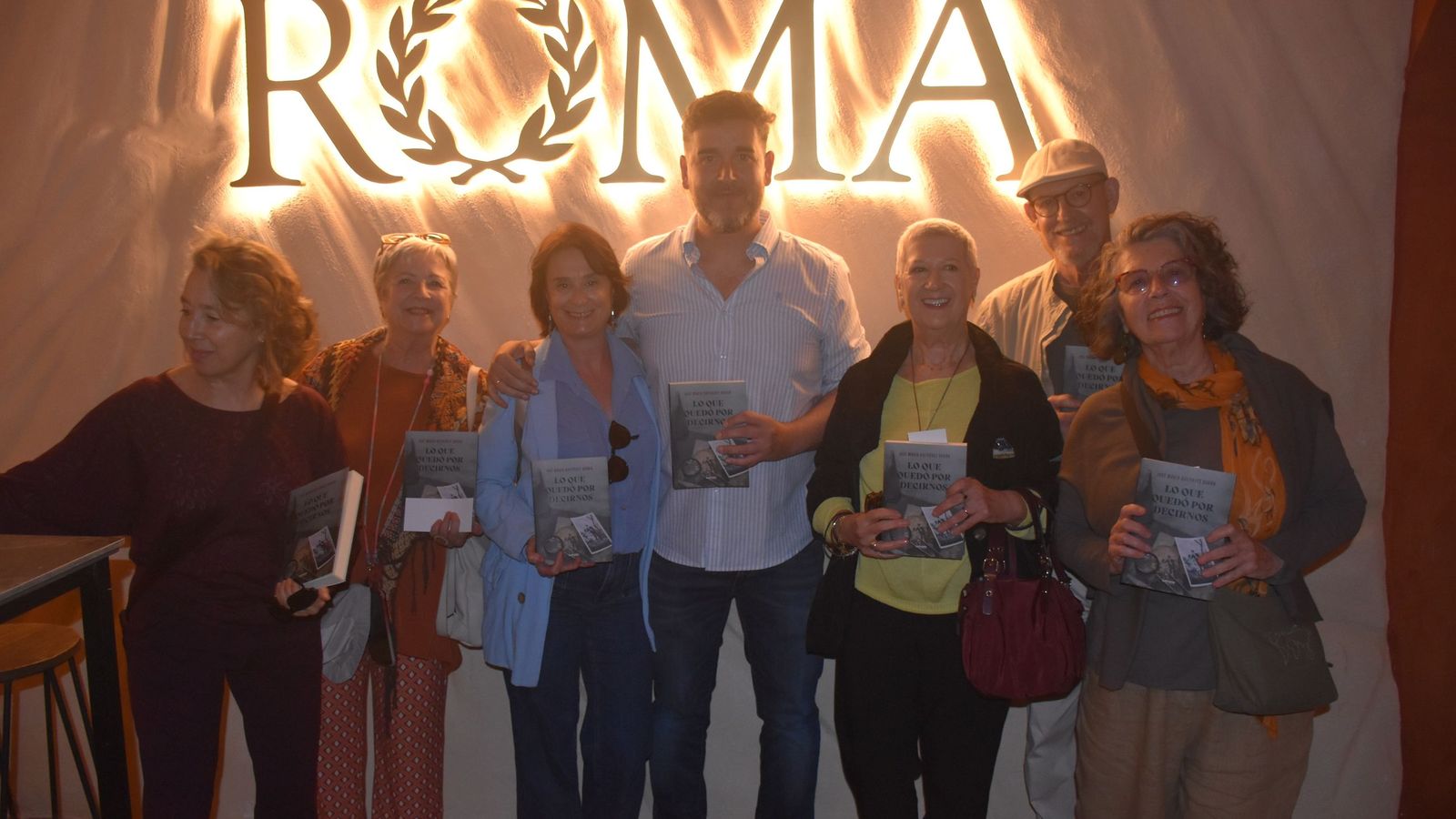 Un escritor ceutí presenta su primera novela negra en un evento benéfico para el Banco de Alimentos
