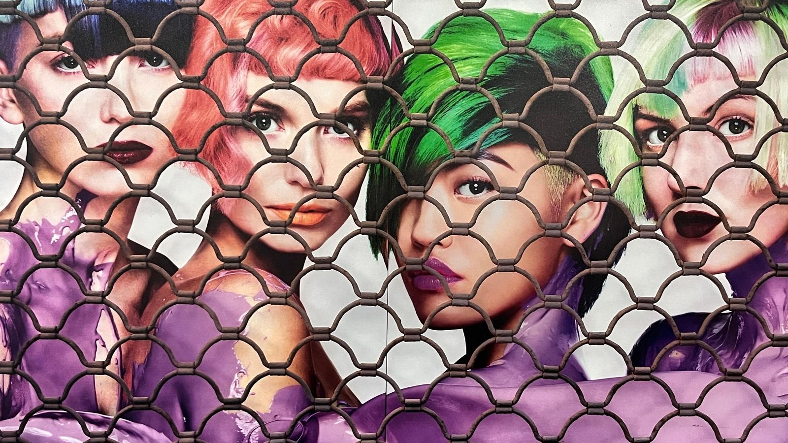 Inauguración de la exposición 'Gafas de color violeta' de la asociación Miradas