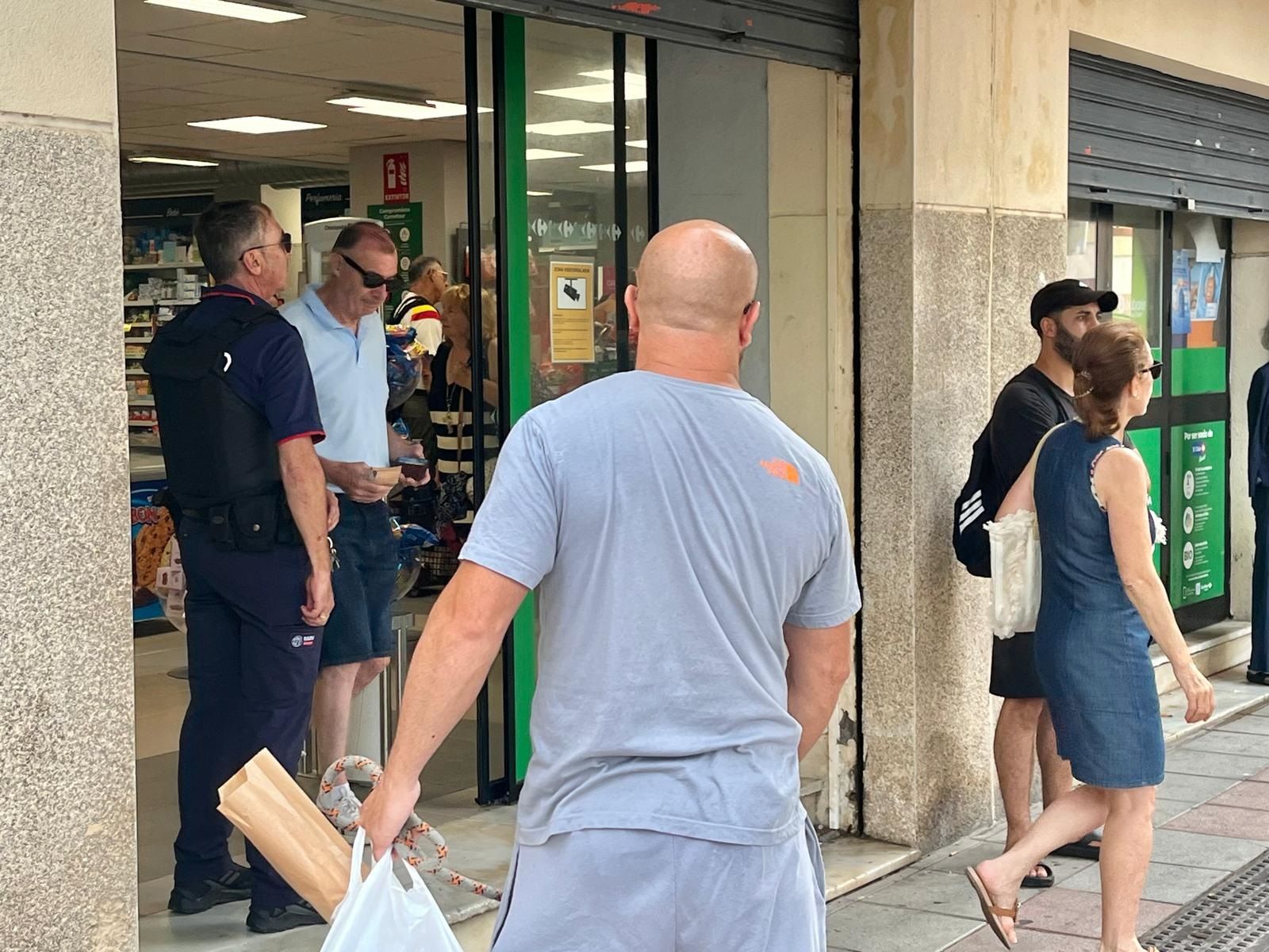 Clientes de un supermercado situado en Paseo Colón acudían esta mañana al establecimiento para hacer sus compras