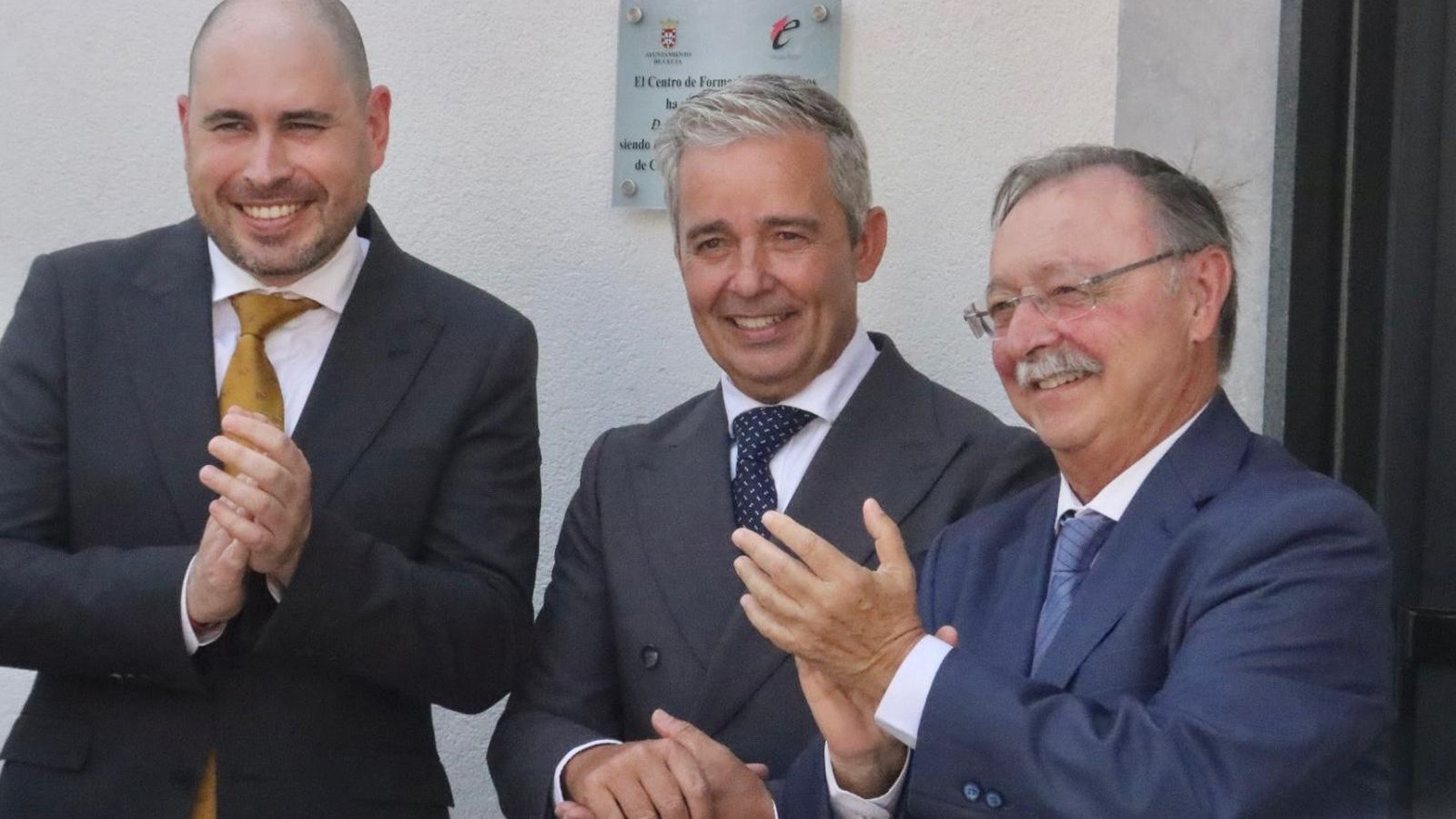 Vivas, Triano y Díaz tras rescubrir la placa por la inauguración del nuevo centro de Ecos