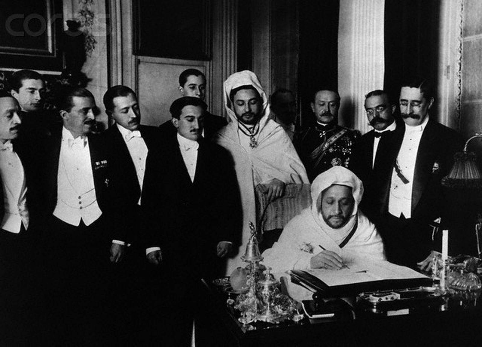 El-Hadj el-Mokri, embajador marroquí en España, firmando el tratado en la conferencia de Algeciras, el 7 de abril de 1906