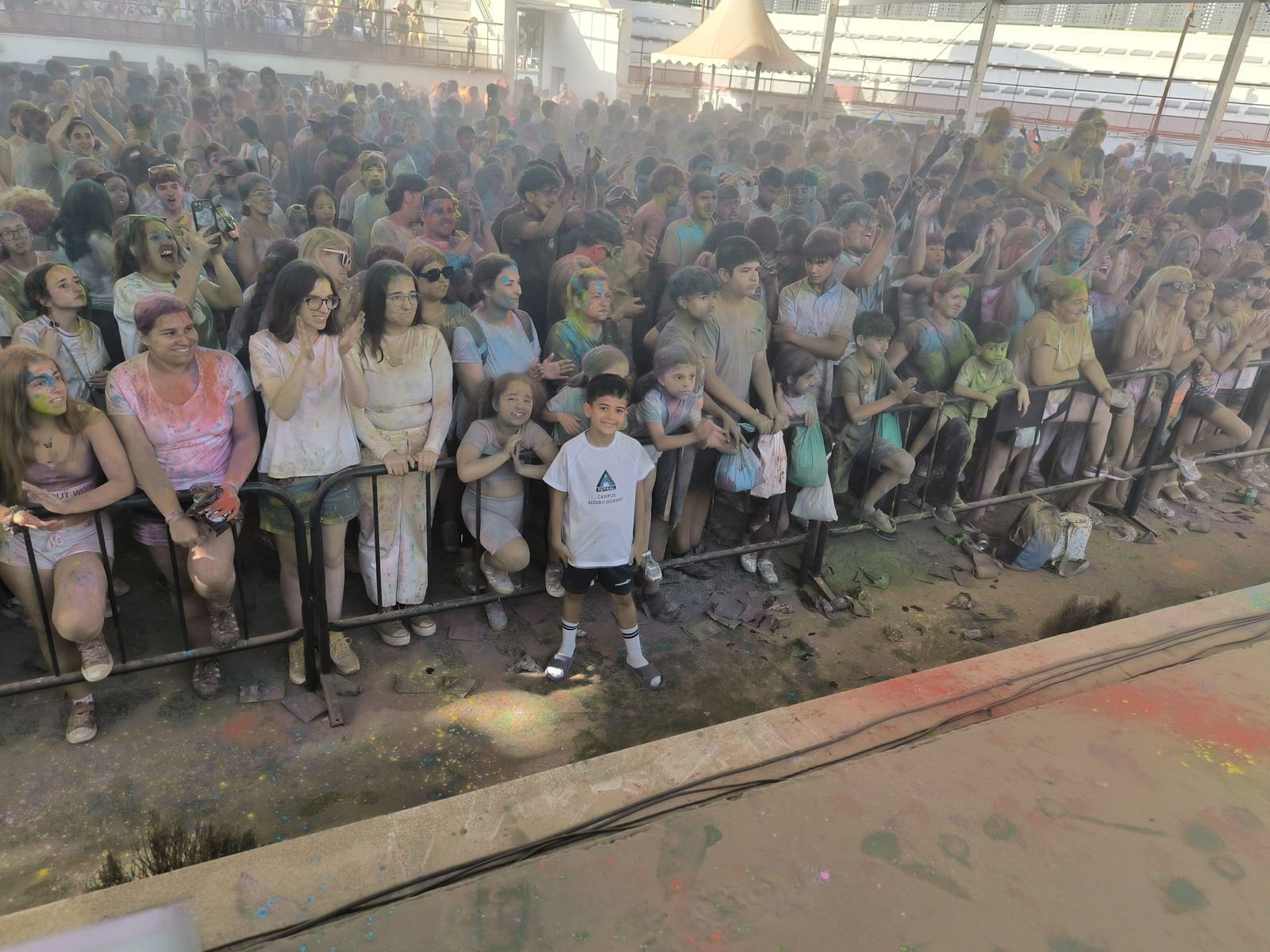 El Holi vuelve a teñir Ceuta de color por la solidaridad y el amor