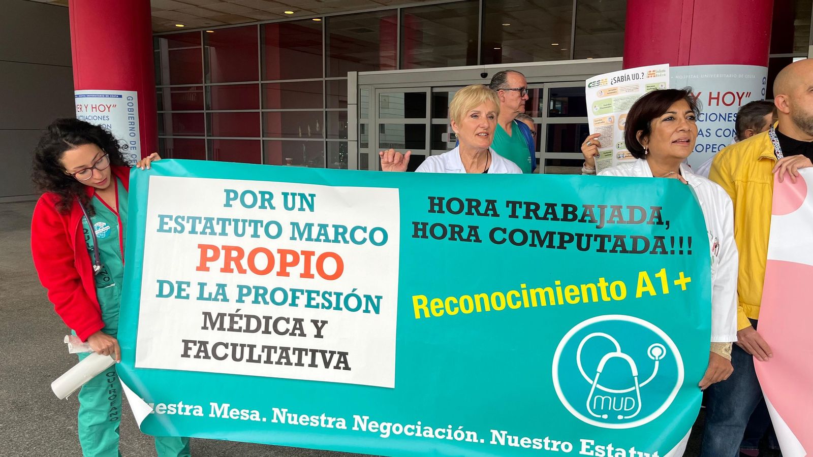 Pancarta de la asociación Médicos Unidos por sus Derechos (MUD), representada en Ceuta por Kumari Nanwani