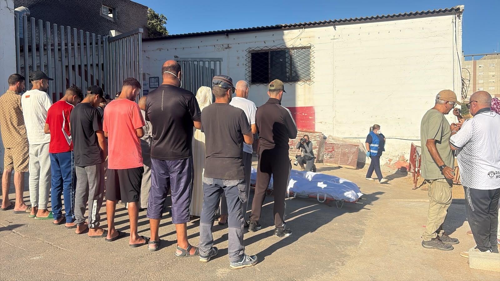 Comienzan a enterrar 18 cuerpos de los más de 80 acumulados en el Hospital Militar tras el 30-J