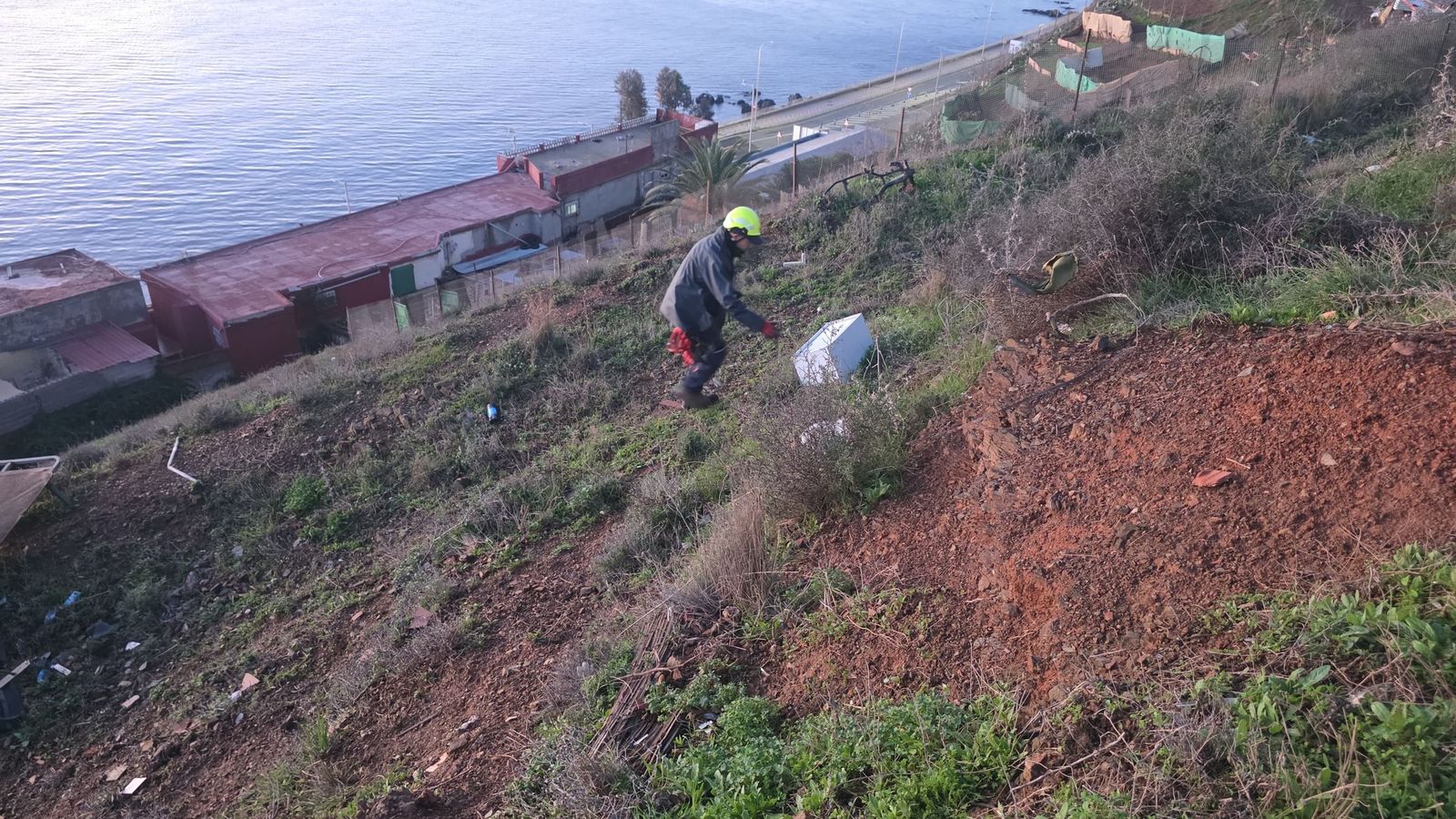 Un trabajador en Loma Colmenar.