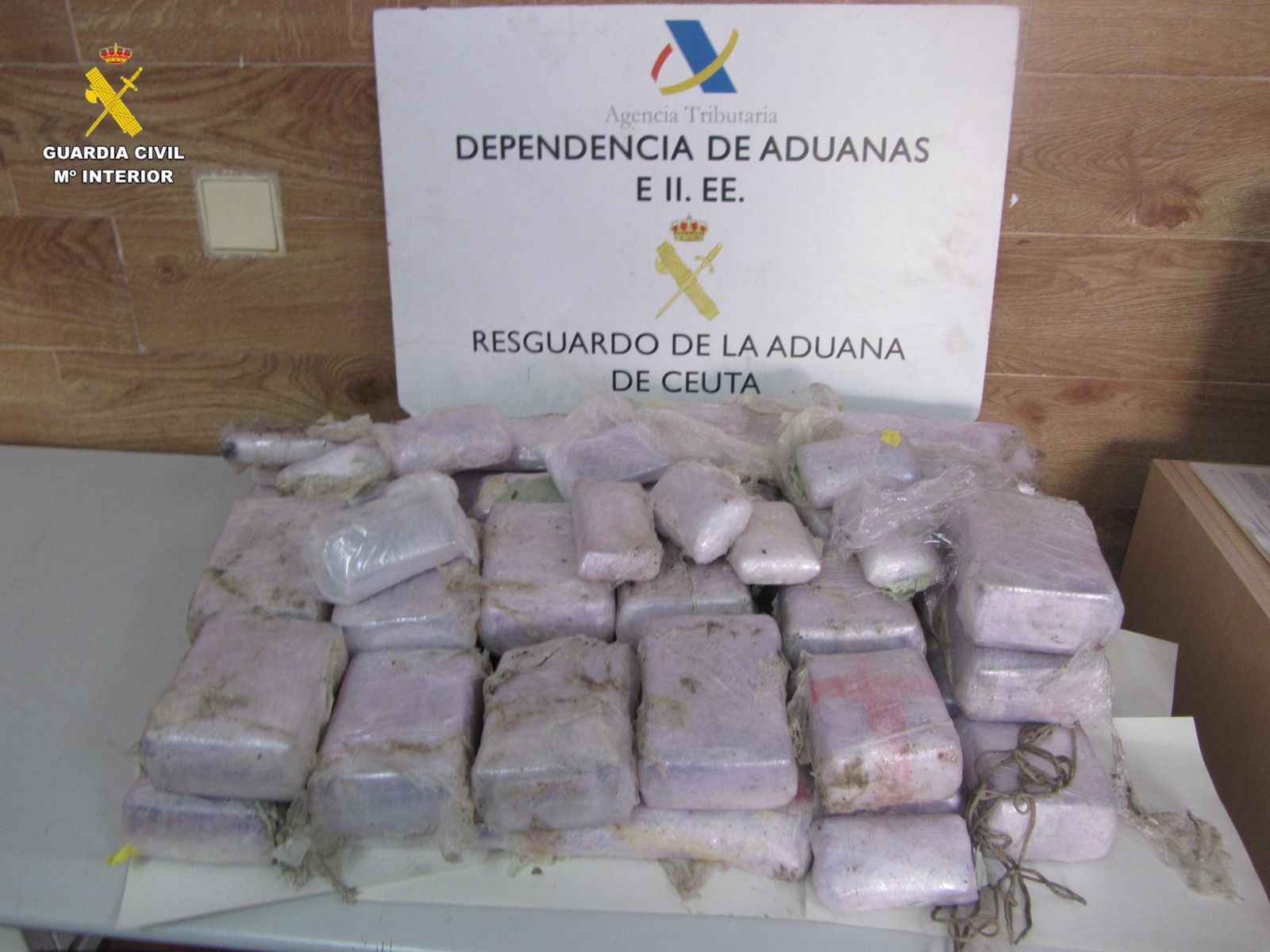 Interceptados casi 27 kilos de hachís ocultos en un doble fondo de un vehículo en Ceuta