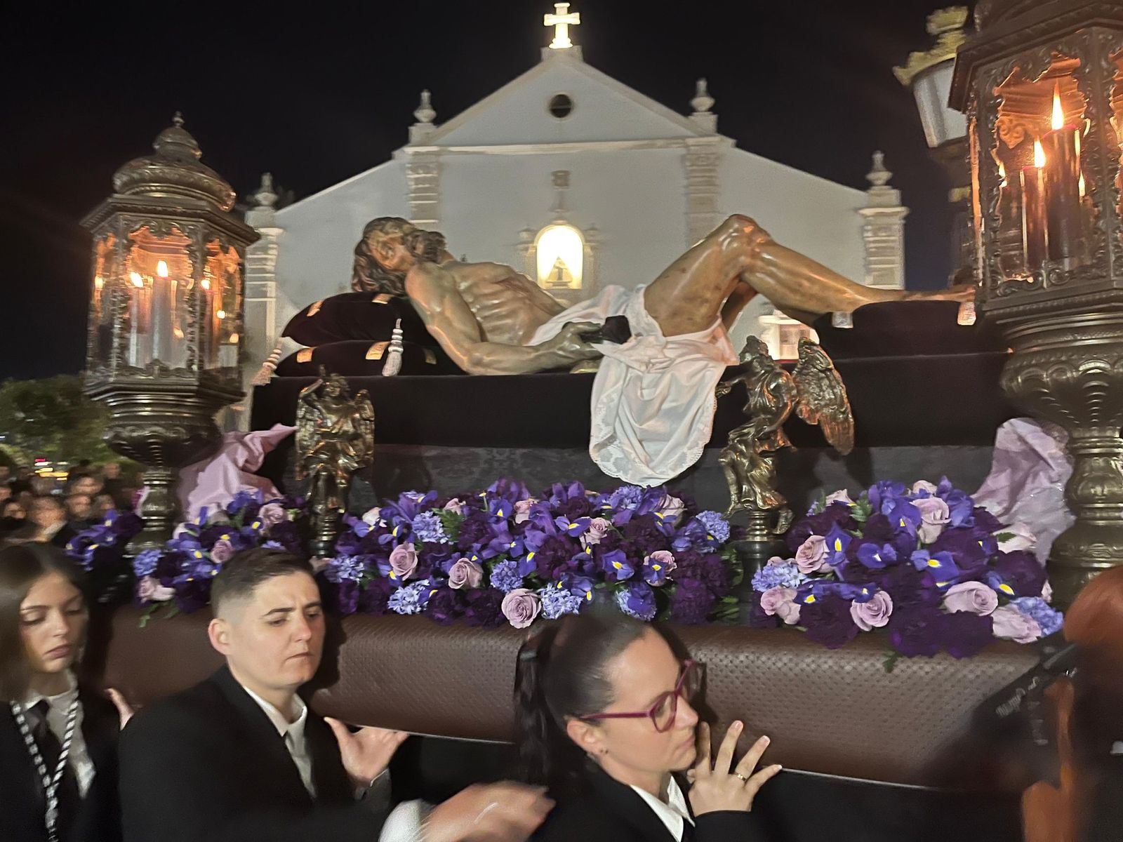 Noche de silencio en Ceuta con la salida del Santo Entierro