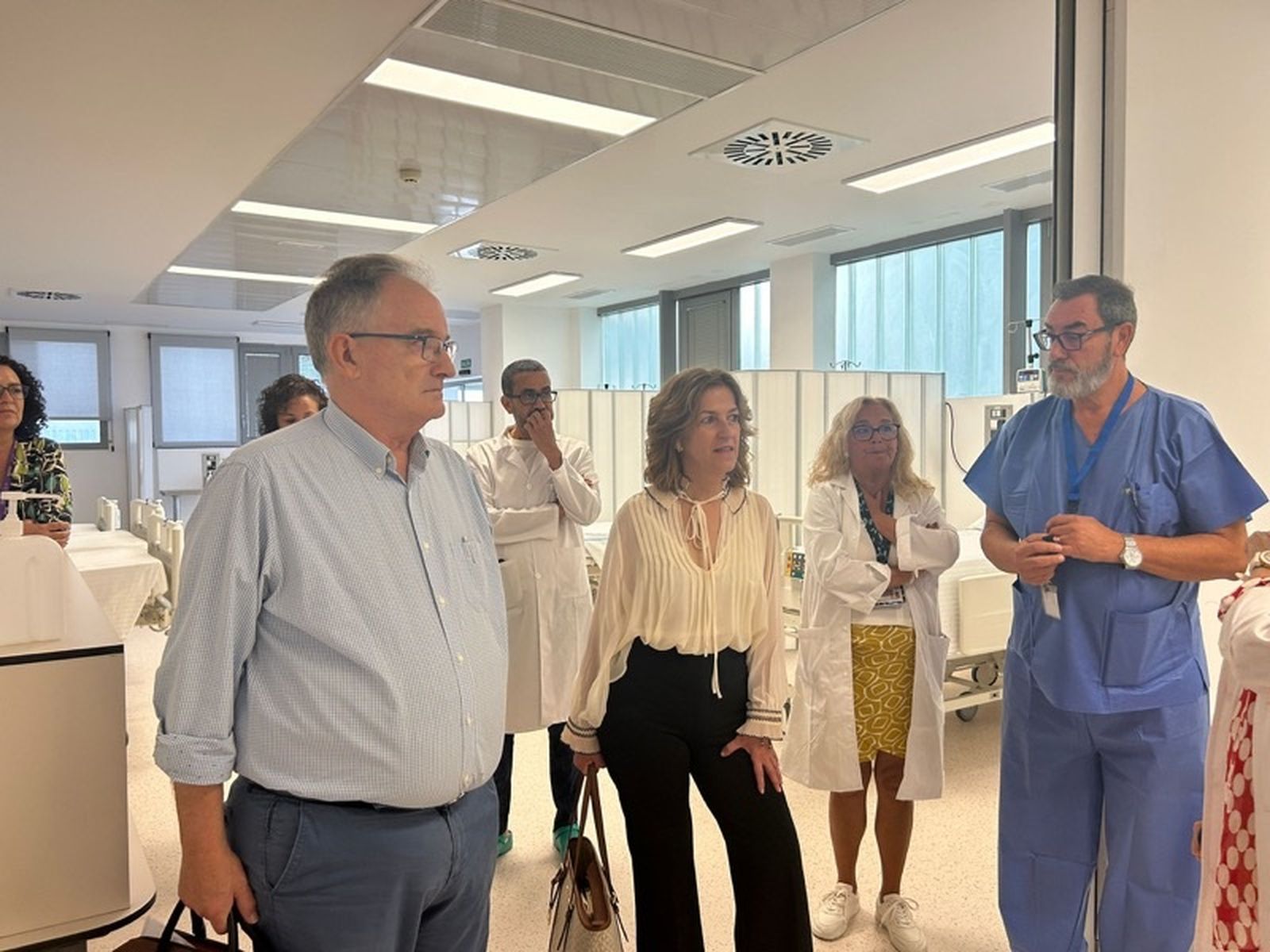 La directora general del INGESA, Isabel Muñoz, durante su visita al HUCE, junto al director territorial, Jesús Lopera. / FOTO CEDIDA