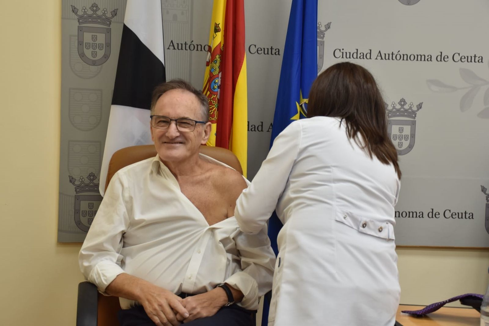 El director territorial de Ingesa, Jesús Lopera, recibe las vacunas contra el covid y la gripe tras su comparecencia ante la prensa este lunes