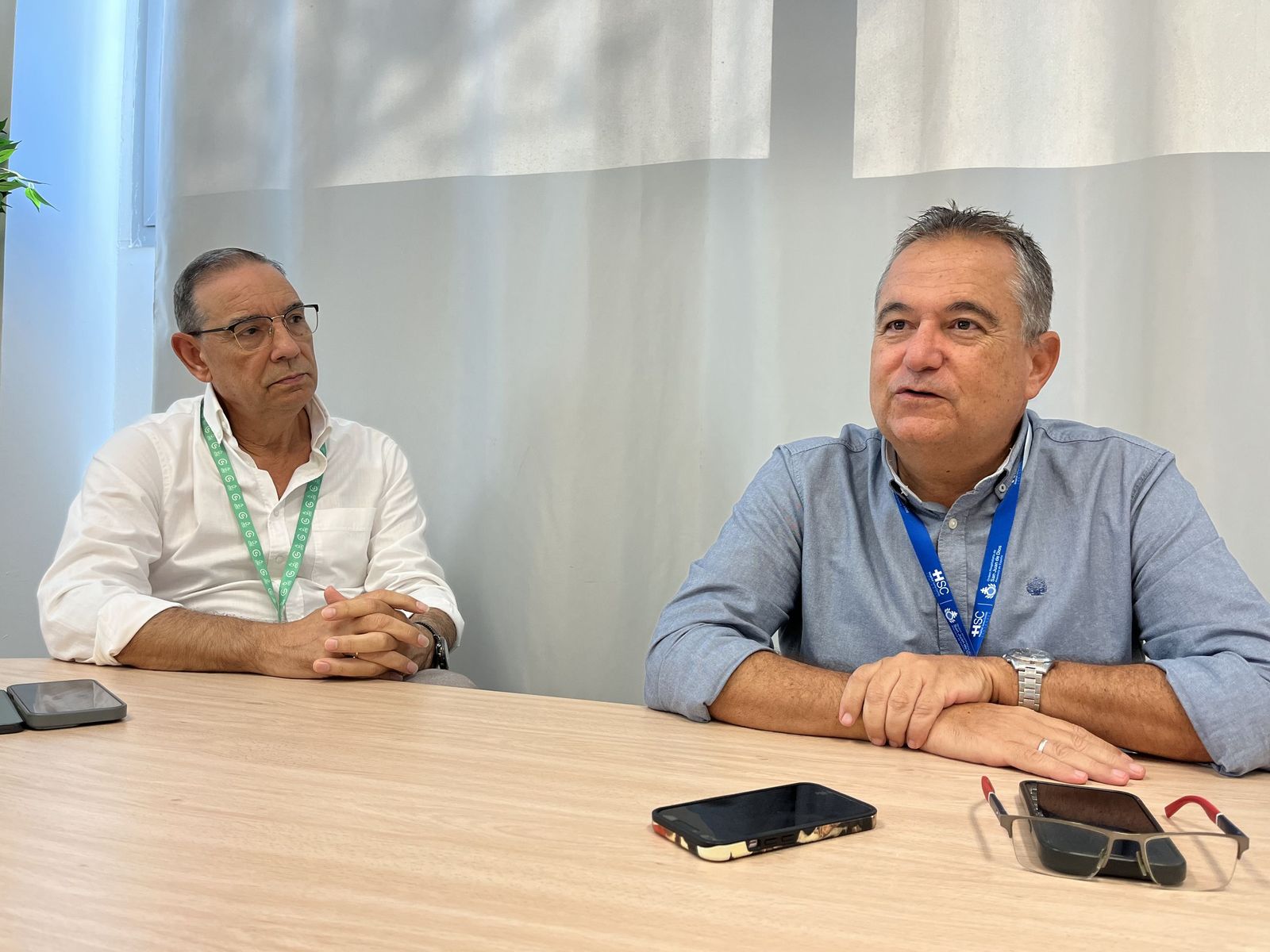 El médico Gabriel Pérez y el enfermero Luis Utor -de izquierda a derecha-, del equipo de Cuidados Paliativos de Ceuta