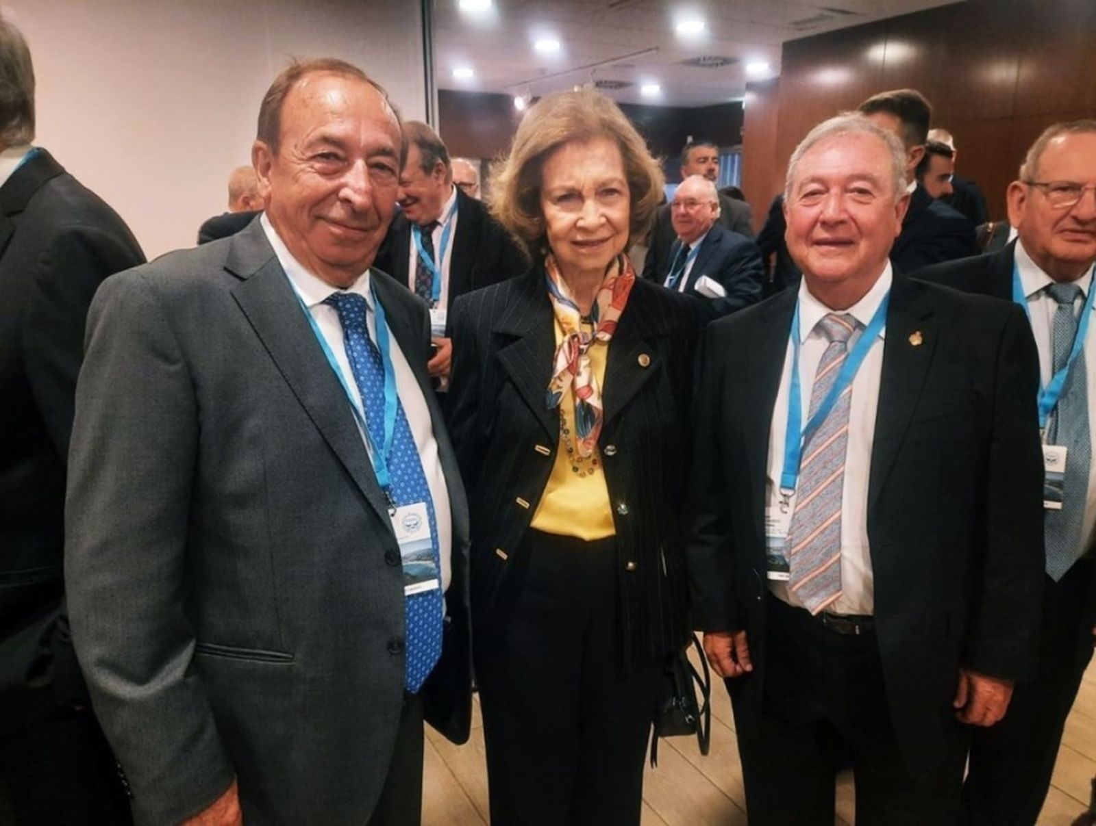La Reina Sofía, junto a Lucas Artesero y Pedro Mariscal, del Banco de Alimentos de Ceuta / Archivo
