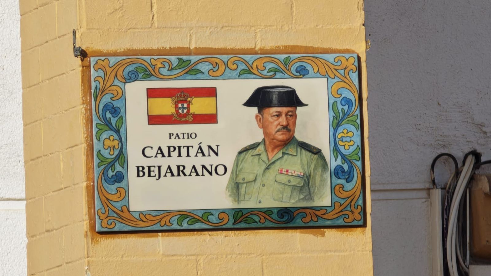 Placa que desde este mismo viernes 26 de septiembre de 2025 preside el ya antiguo Patio de la Bandera para llamarse Patio Capitán Bejarano